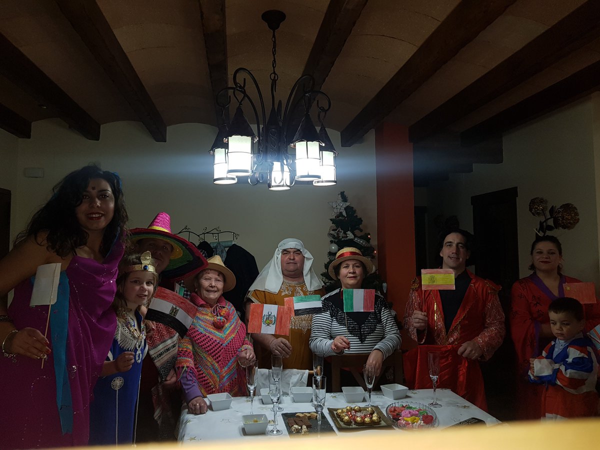 Marinebrojim's tweet photo. @AytoCoin #NOCHEVIEJACOIN2020 Desde la Asamblea de las Naciones Unidas despedimos el 2020
🇪🇦🇪🇬🇨🇳🇮🇳🇵🇪🇲🇽🇭🇲🇦🇪🇮🇹 desde la abuela a la bisnieta https://t.co/48nz3FkRHM