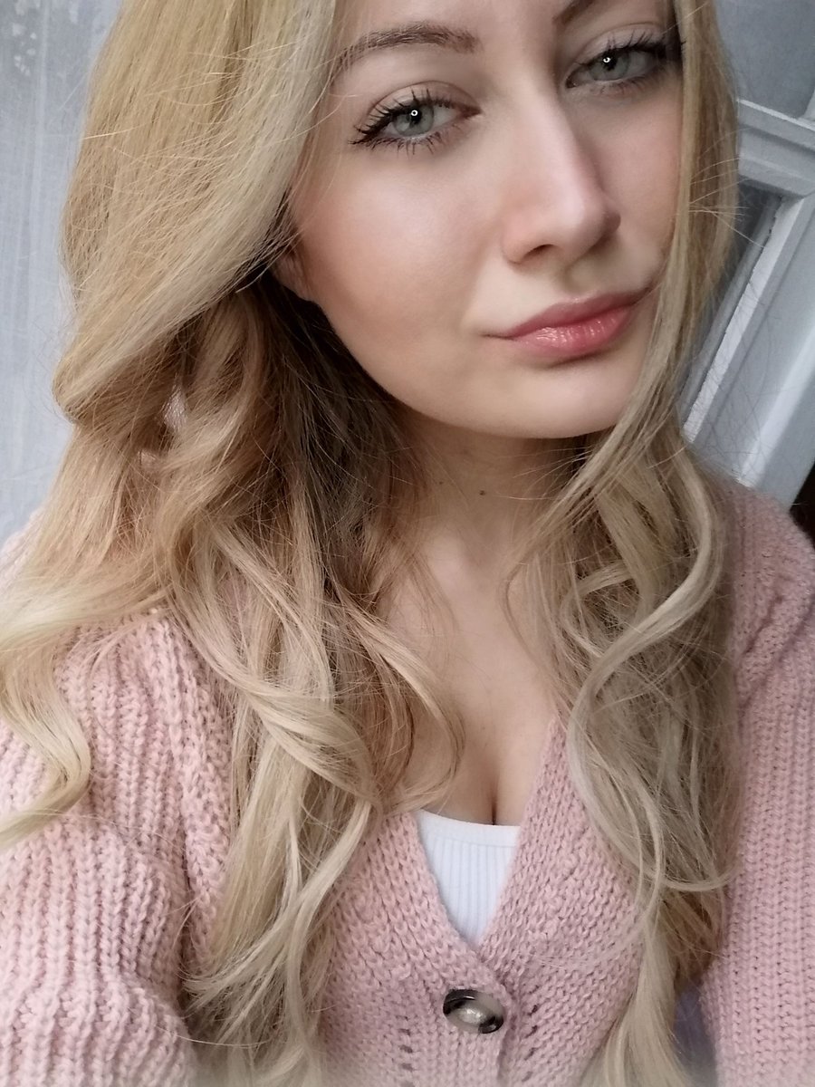 Ed anche quest'anno vi siete evitati il ban, nonostante mi abbiate chiamata Hevon, Hevonkat, Henvokat, Evoncat, Katia, Eleonora.. 😂
Tanti auguri a tutti, sperando possa essere un anno migliore! 🌺

#HAPPYNEWYEAR