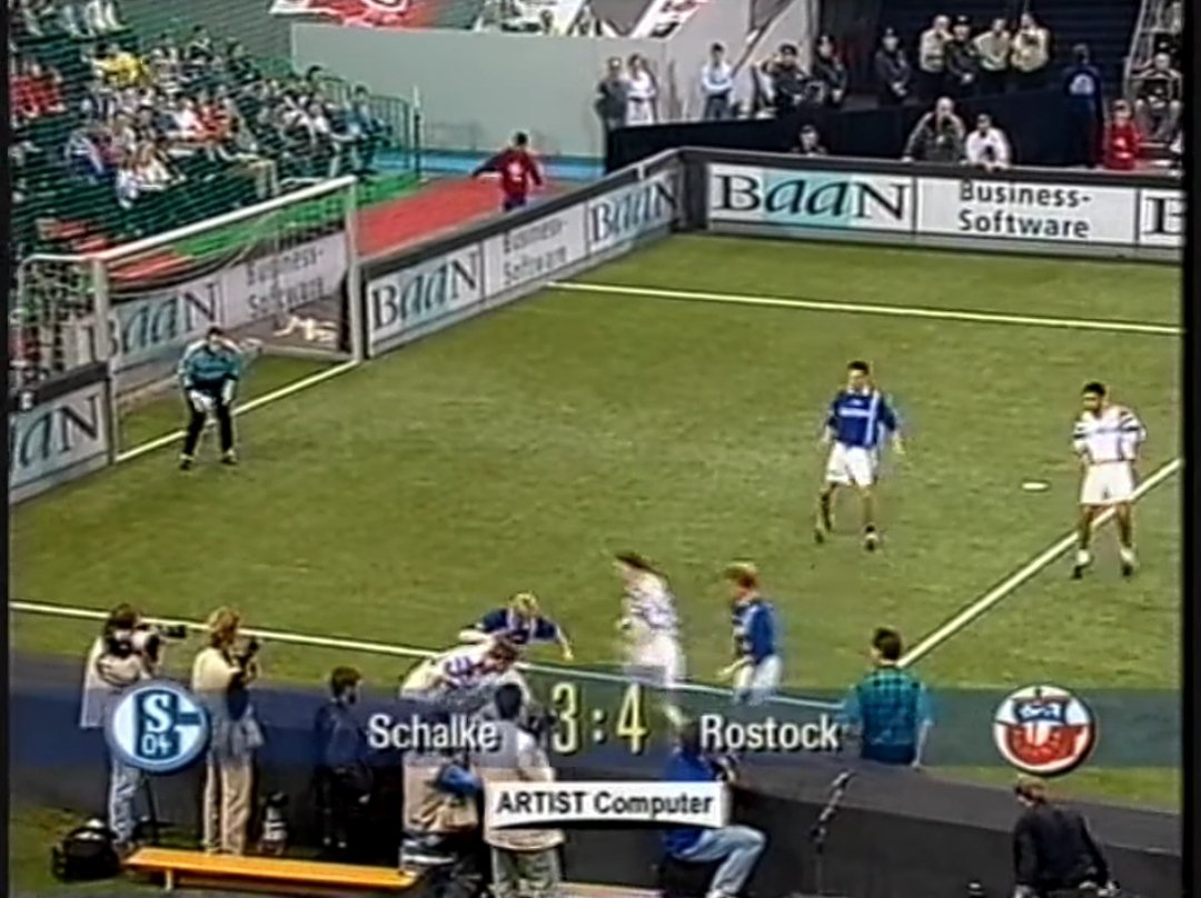 will zurück hallenmasters 1998 gucken in kärcher flatter mit martin max flock vorm fernseher finale schalke gegen hansa radwan yasser timo lange anschlusstor marco van hoogdalem wer hat an der uhr gedreht schalke verliert ich bin traurig