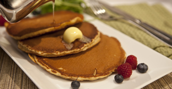Is there anything better than pancakes on a weekend morning? Visit the link and try out these aptly named 19th century “Frosty-Morning Pancakes” :  pc.gc.ca/en/culture/gou…