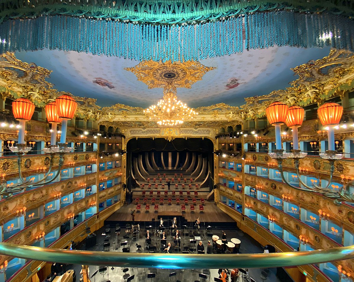 🎭 Manca poco alla diretta @rai1 del #CapodannoFenice che poi è il capodanno di tutti. L'arca che vedrete simboleggia la rinascita e la ripartenza, l'una senza l'altra non possono esitere. Buona musica, amici! 🎭

#BuonAnno2021