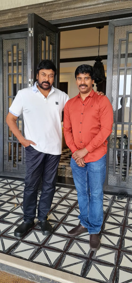 santoshamsuresh's tweet photo. Just Now Met &amp; Wished a Very Happy New Year 2021 ! to Our One &amp; Only Mega Star @KChiruTweets Gaaru !
#megastar #chiranjeevi
#megastarchiranjeevi
#acharya
#chiru
#happynewyear2021
#chiru151 https://t.co/VJIeiErKsJ
