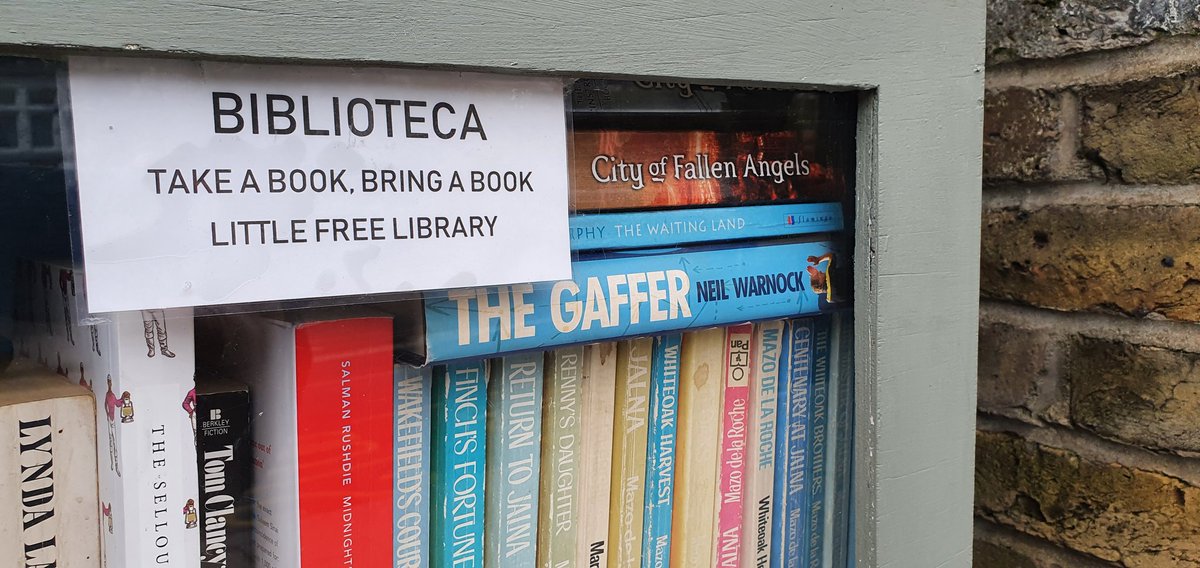 ChiswickMonitor's tweet photo. @ChiswickFox Hello Rab, Happy New Year to you and your family. I noticed there is a book on your current manager, Neil Warnock, in the 'little free library' outside Villa di Geggiano. I thought you might be interested. All the best for 2021. #W4 https://t.co/ejZhlfnm49