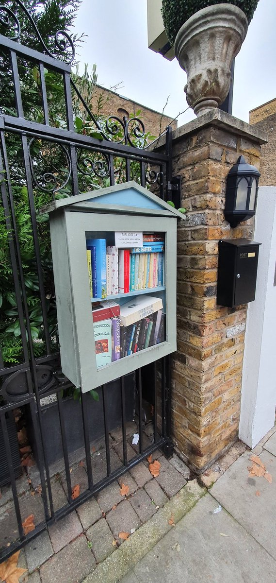 ChiswickMonitor's tweet photo. @ChiswickFox Hello Rab, Happy New Year to you and your family. I noticed there is a book on your current manager, Neil Warnock, in the 'little free library' outside Villa di Geggiano. I thought you might be interested. All the best for 2021. #W4 https://t.co/ejZhlfnm49