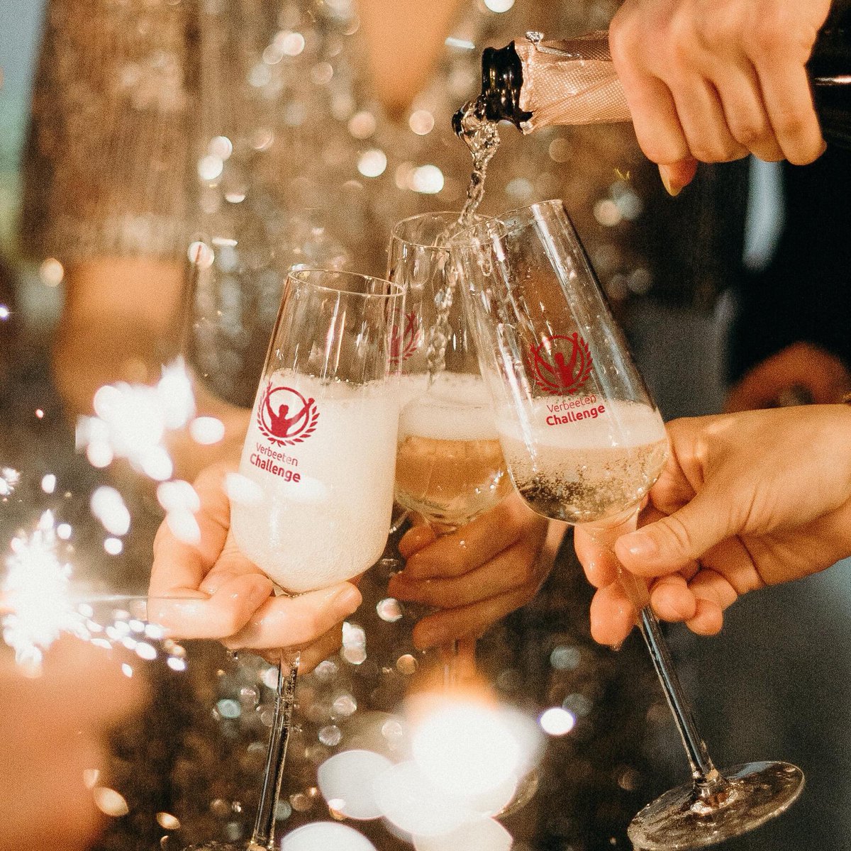 VCsamensterk's tweet photo. Wij wensen iedereen een bruisend, gezond, sportief, liefdevol en zorgeloos 2021. ✨❤ https://t.co/yvaCsmlaRJ
