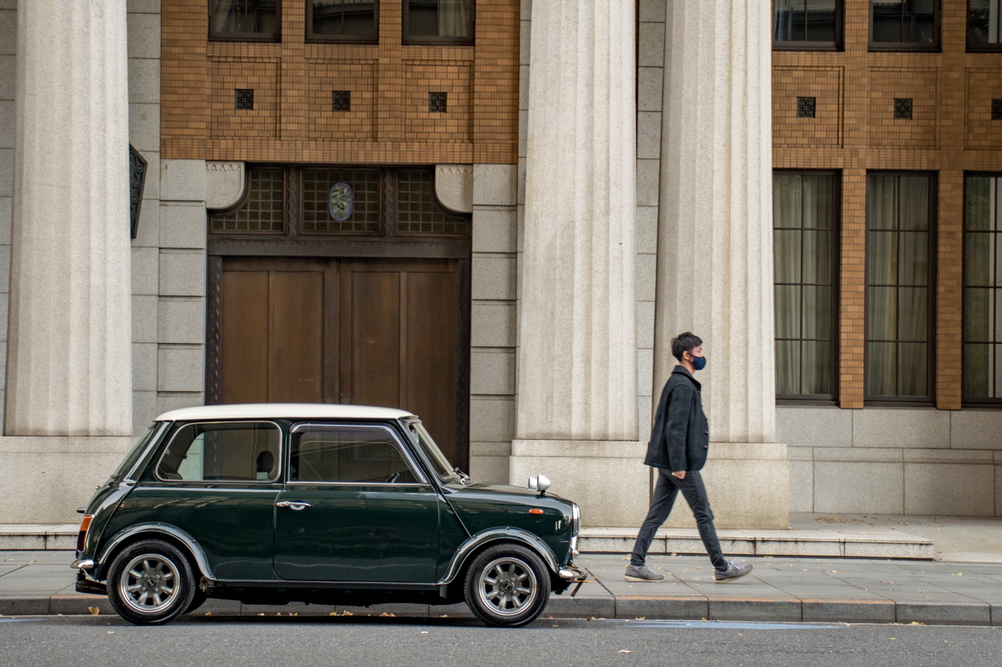 しげごん この度 思い切ってオールペイントしました チャコールブラック ヴェルデブリティッシュグリーン コード611 へ 今年も一緒に沢山走るぞ Photo By Unacorse Thanks ローバーミニ クラシックミニ ミニクーパー T Co