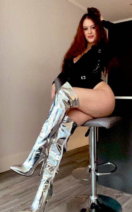 Happy New Years here&rsquo;s some BTS from yesterday&rsquo;s shoot ❤️ more on my onlyfans! 💢LINK IN BIO💢 https://t