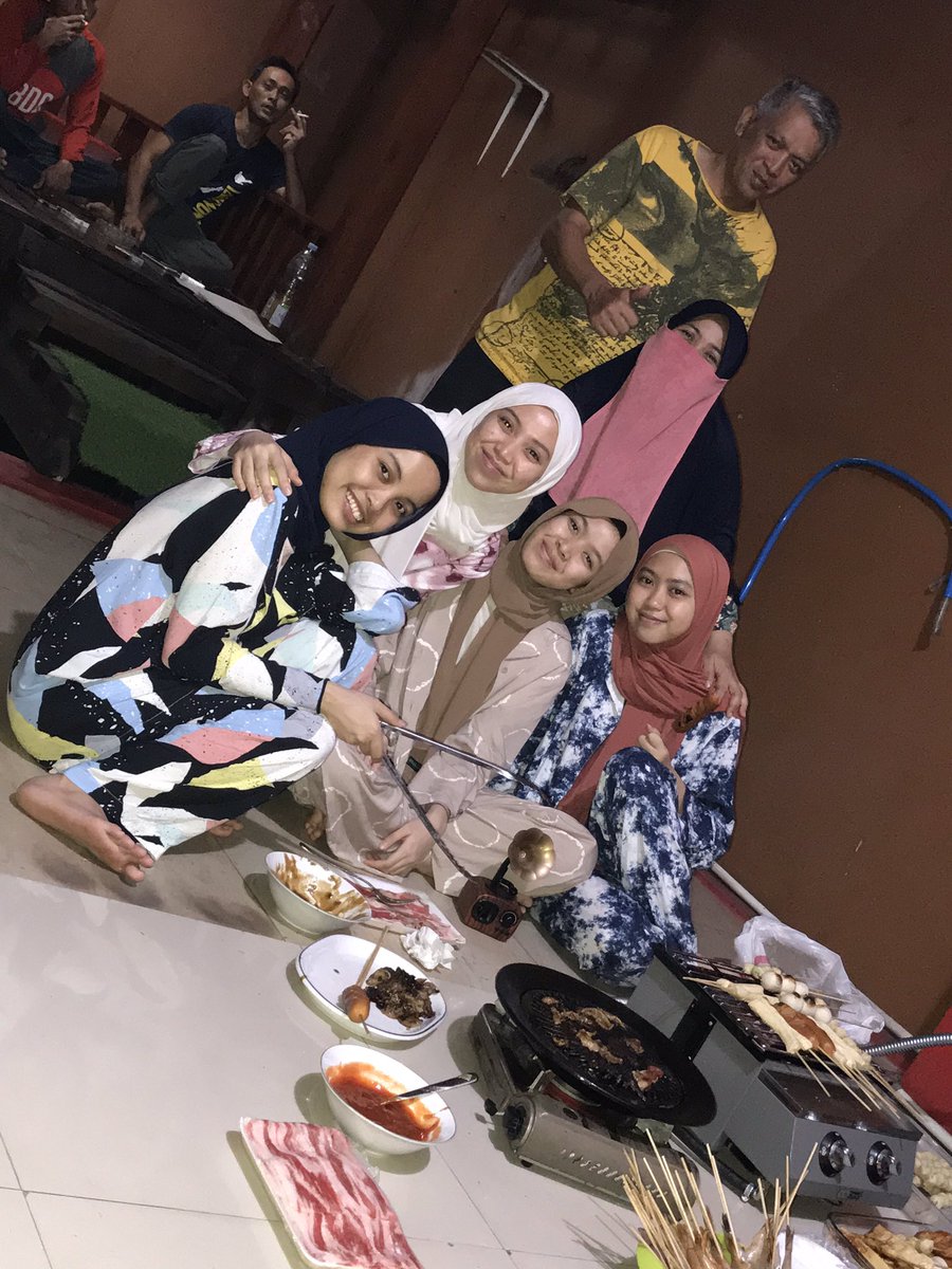 ghinasalsa1's tweet photo. Really appreciate myself in 2020. Can’t believe i survived with all of the surprises that 2020 gave me. 2021,here we gooooo! https://t.co/5ts2upvBV0