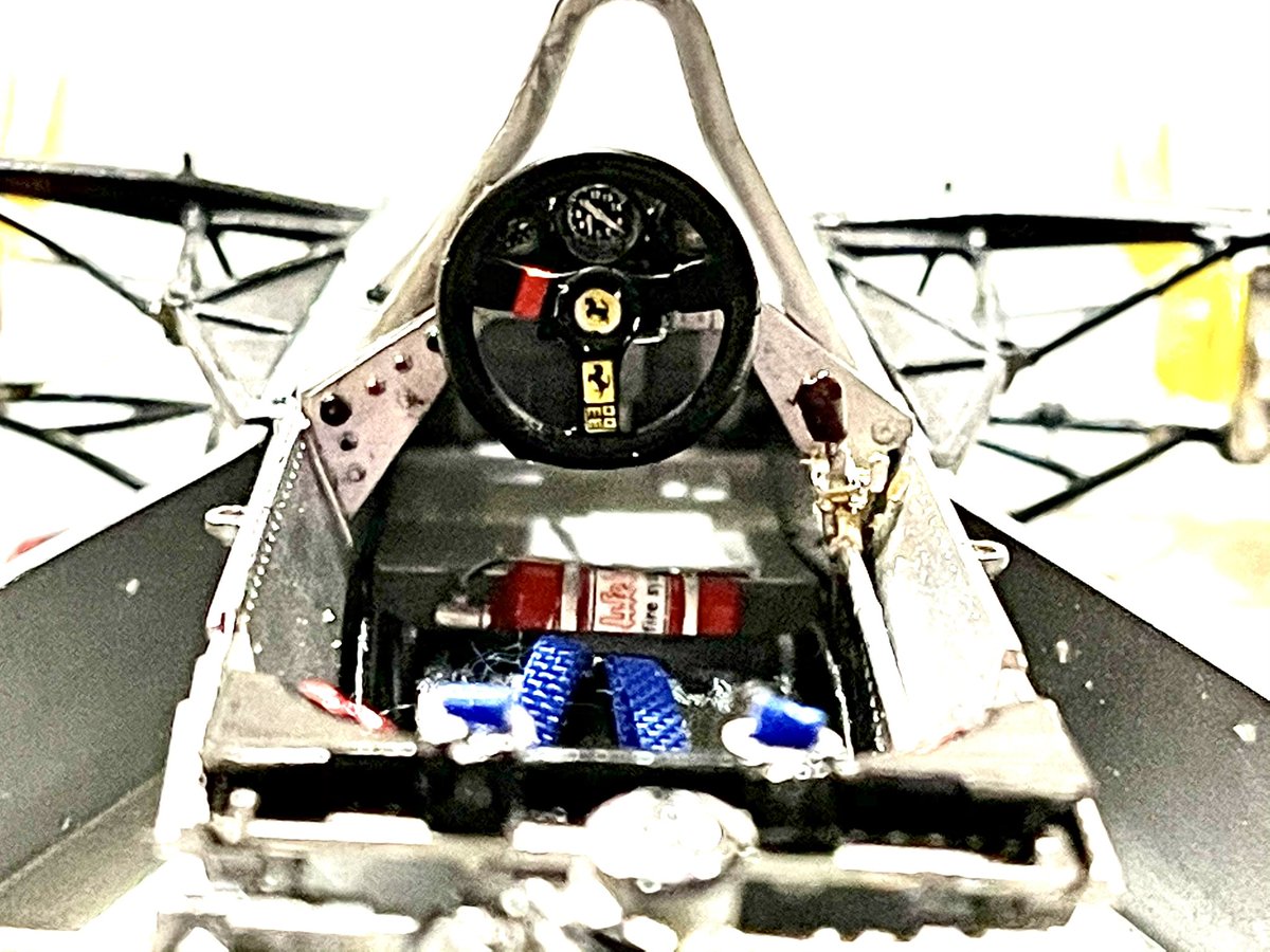 tomoparu's tweet photo. #modelfactoryhiro
#ferrari312t2
#FRONTSUSPENSION
#COCPIT

フロントサスペンションを完成させて、メーター、ロールバーを組んでコックピットを完成させ、エンジンとコックピットを合体させました。メーターのカバーガラスはポンチでクリア樹脂を打ち抜いて被せました。 https://t.co/0oq3fVTJzX