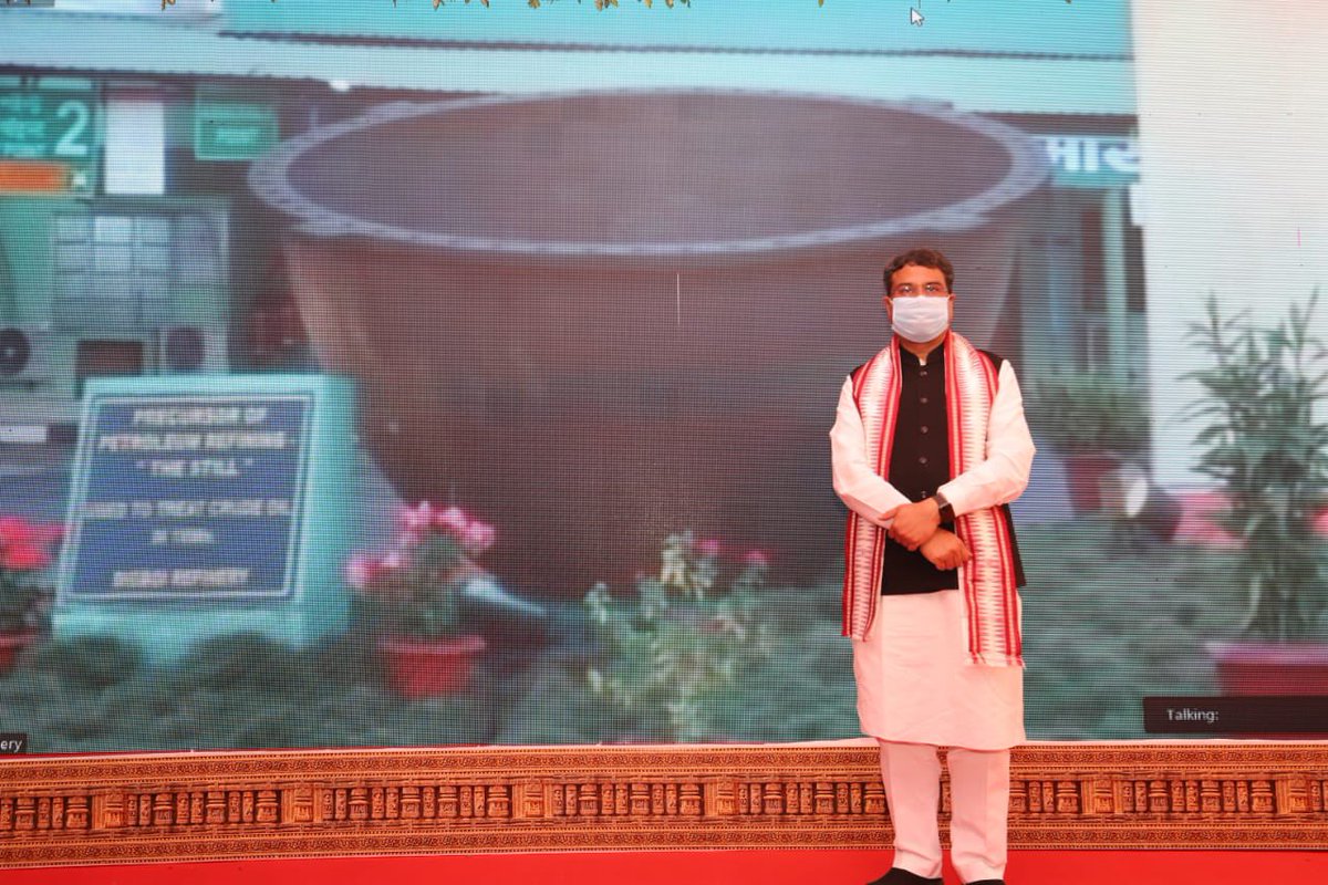 dpradhanbjp's tweet photo. Privileged and humbled to bow down to Digboi Refinery during the launch of consumer-centric initiatives in Bhubaneswar. Established in 1901, the 119-year old refinery is India’s oldest operating refinery and is symbol of India’s energy journey. https://t.co/o4rkVmdziq
