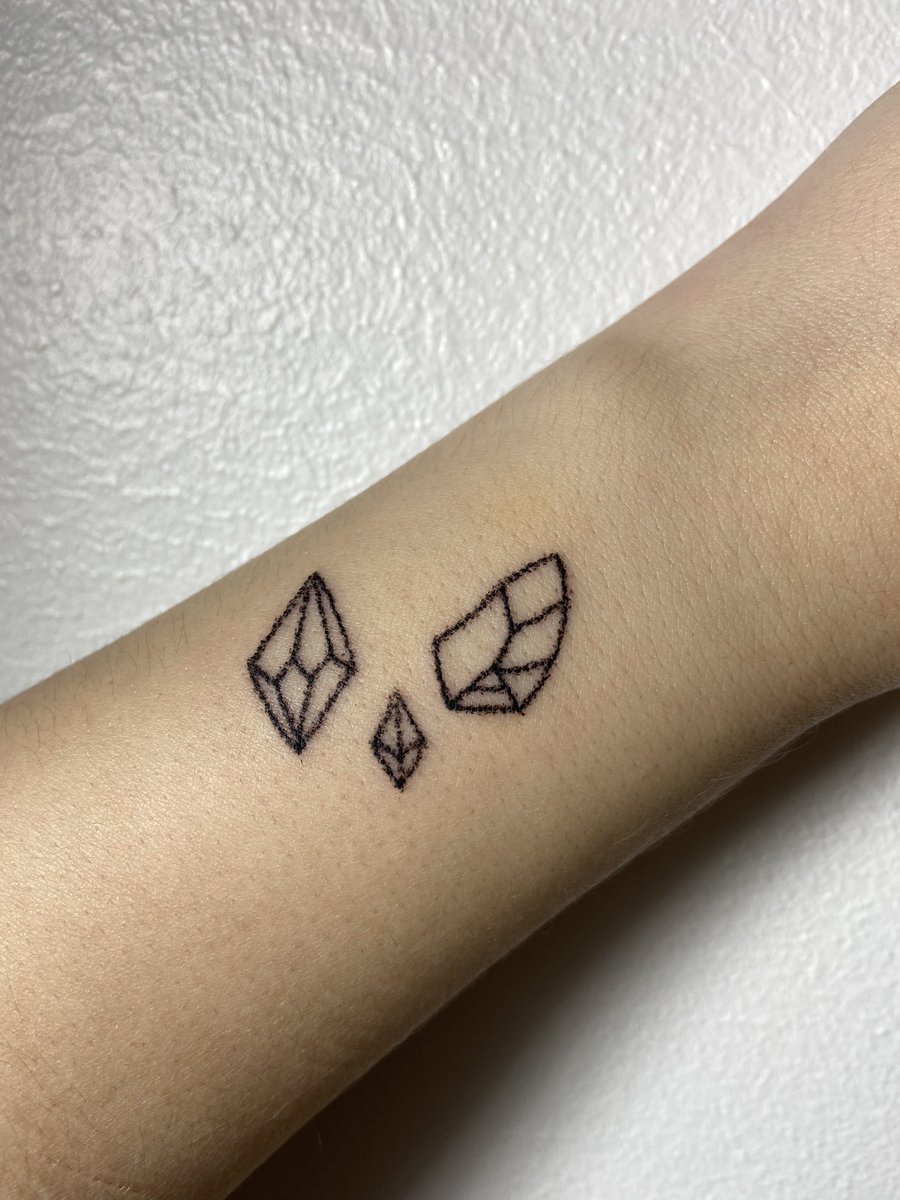 applinjuice's tweet photo. First handpoke, some crystals ✨
#handpoke #handpoketattoo #stickandpoke #sticknpoke #tattoo #tattooart #tattooartist #simpletattoo #minimalisttattoo #minimaltattoo https://t.co/qQPycEoPyo
