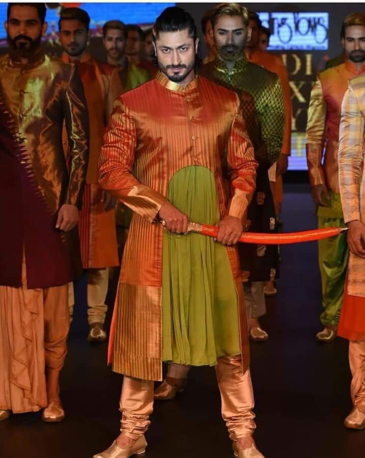 LaxmanG25550125's tweet image. Royal look
#vidyutjammwal  #commando4 #handsomeboy 
@VidyutJammwal
