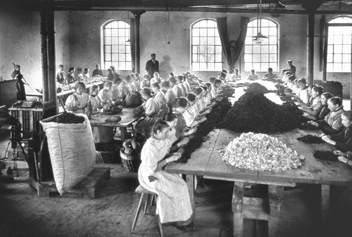 Die Viktimisierung der Sozialist:innen führt zur Verkennung ihrer Leistungen - bei einer der entscheidenden Veränderungen: der Wohlstandsanhebung für alle. Um 1900 sanken die Arbeitszeiten, Reallöhne stiegen, Nahrung etc. wurde besser(um 1900, Stadtarchiv Heilbronn)