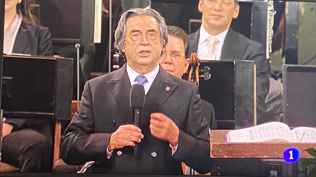 “La música no es sólo un entretenimiento, no es sólo una profesión; es una misión”, Ricardo Muti antes de 'El Danubio azul' en el #ConciertoDeAñoNuevo.