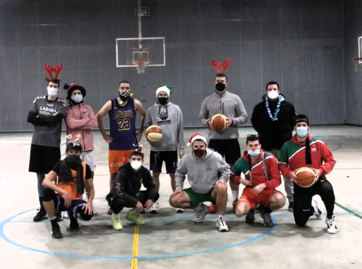 Denboraldia berriro hasiko den honetan, Urgatzi Saskibaloi taldeko jokalariek 2021 urte berri ona opa dizuegu.
Gora urgatzi txapeldun!!