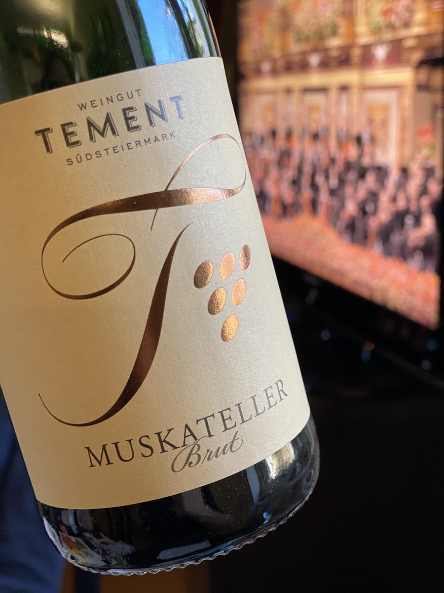 matthiaslechner's tweet photo. Prosit Neujahr 🍾🥂 ... #neujahrskonzert2021 #njk2021 #HappyNewYear2021 ... Thank you @viennasymphony #Tement #Muskateller #Brut #Frizzante https://t.co/kygcbfMvUg