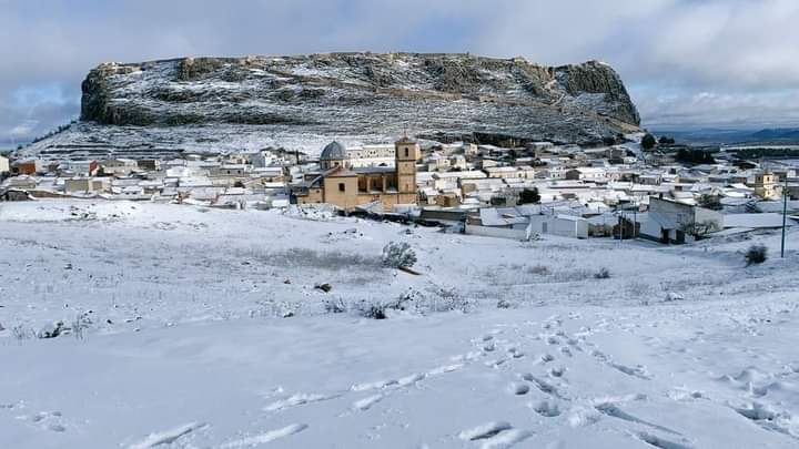 ecomuseosacam's tweet photo. Empieza un nuevo año de luz y color con un una maravillosa imagen de @MeteoHellin que nos sirve desde #PeñasDeSanPedro para desear a todos un 2021 venturoso y lleno de salud, paz, felicidad y trabajo para todos. https://t.co/ImInOmkoct