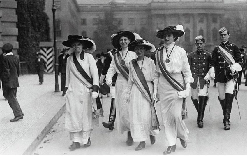 Über die Aufbrüche im Kaiserreich konnte ich übrigens neulich mit  @derspiegel reden. Ein Podcast ist frei zugänglich: https://www.spiegel.de/geschichte/leben-im-kaiserreich-zwischen-pickelhaube-und-aufbruch-podcast-a-8df14752-8d61-41a3-9e33-2443dc0d7346Das Interview mit  @EMSchnurr und Uwe Klußmann hinter Paywall: https://www.spiegel.de/geschichte/kaiserreich-wie-frauen-fuer-gleichberechtigung-kaempften-a-00000000-0002-0001-0000-000173991063