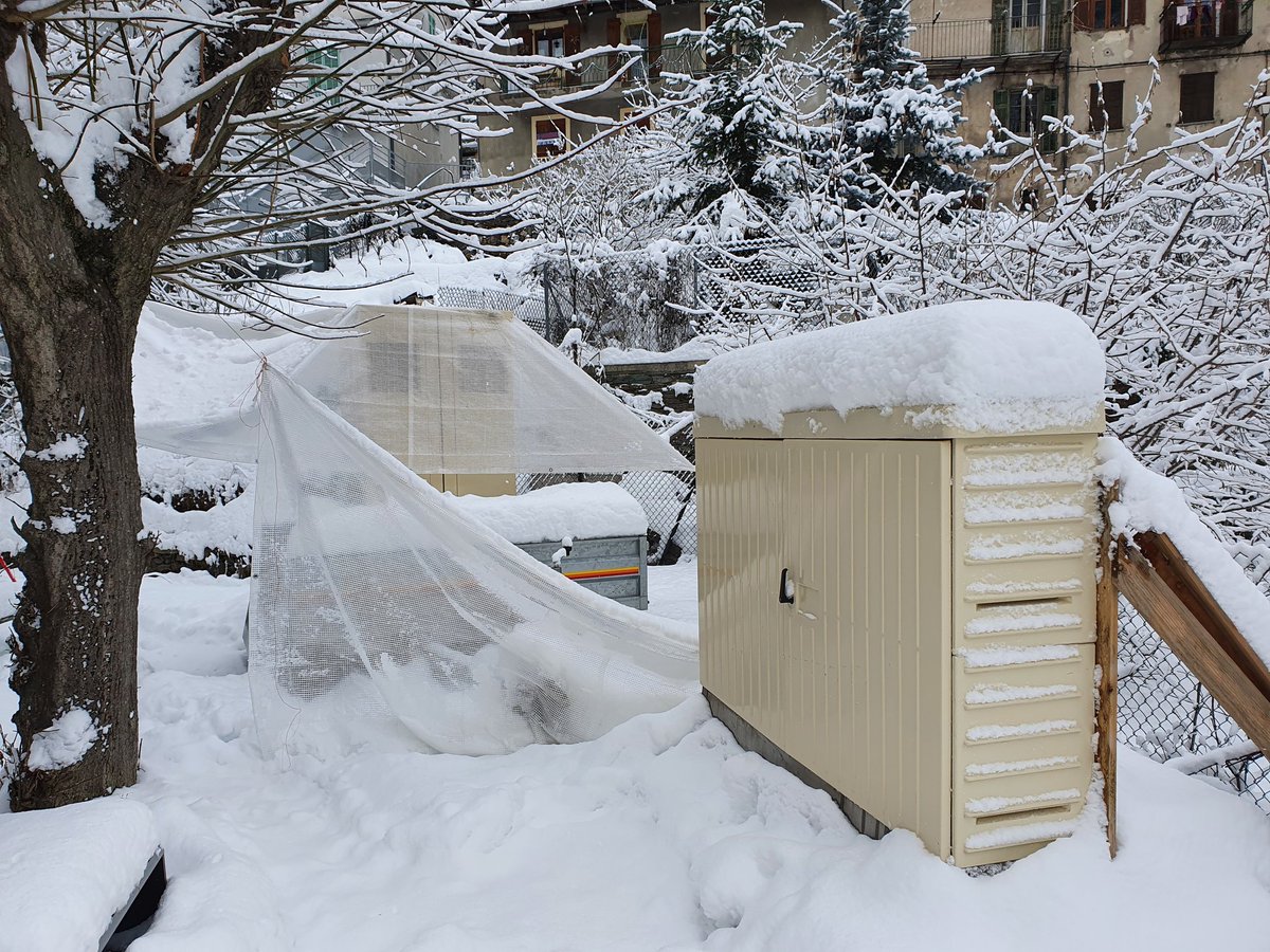 biardd's tweet photo. Le central téléphonique de secours à #Tende tient bon sous la 🌨 pour apporter ☎️ et @.
Une année doublement éprouvante dans ce village des @AlpesMaritimes "merveilleux".
2021 ne pourra ici être que meilleure, pleine de défis à relever vaillamment !

@OrangePACA 
@FranckLavagna https://t.co/13js7VJNah