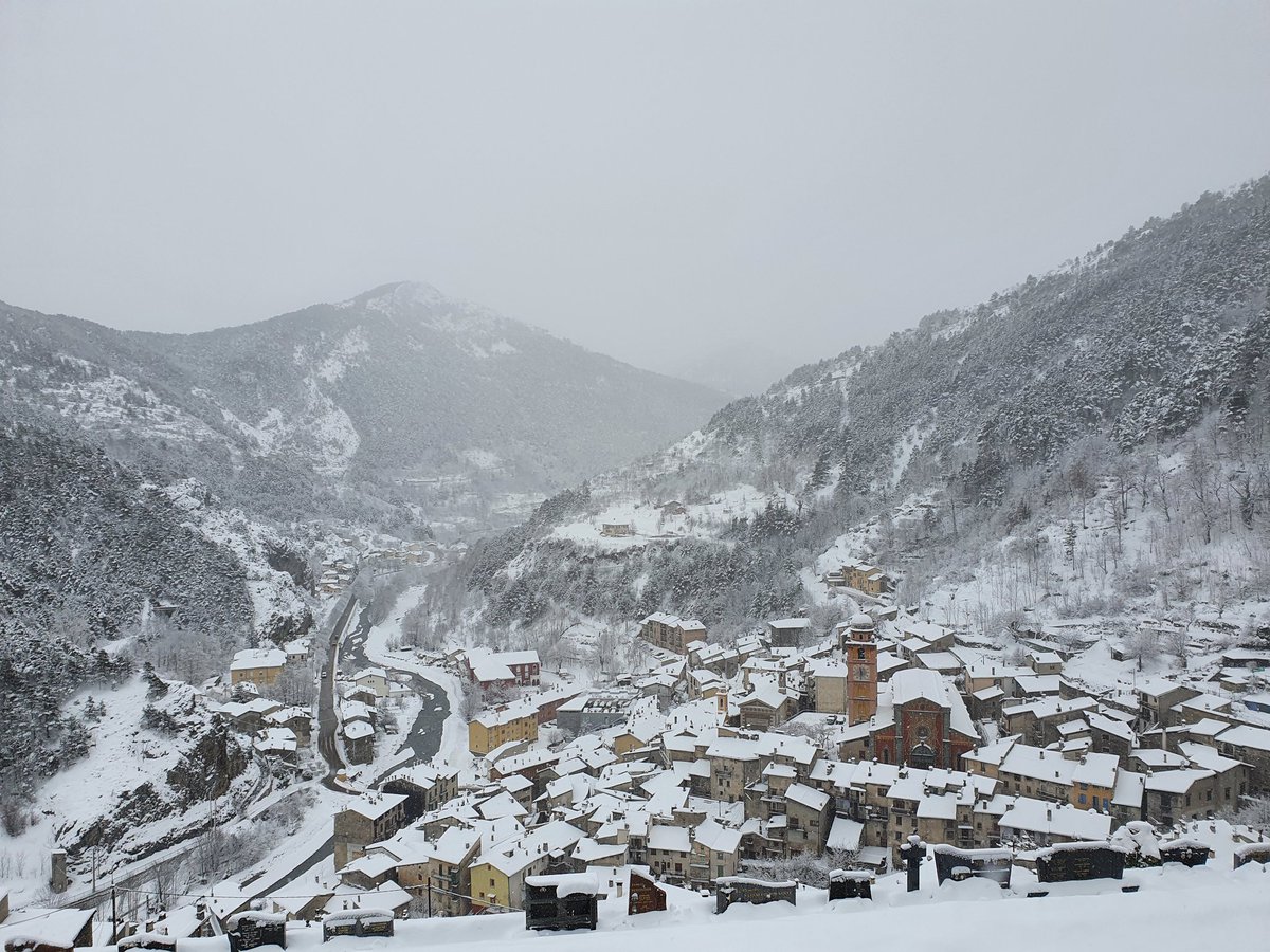 biardd's tweet photo. Le central téléphonique de secours à #Tende tient bon sous la 🌨 pour apporter ☎️ et @.
Une année doublement éprouvante dans ce village des @AlpesMaritimes "merveilleux".
2021 ne pourra ici être que meilleure, pleine de défis à relever vaillamment !

@OrangePACA 
@FranckLavagna https://t.co/13js7VJNah