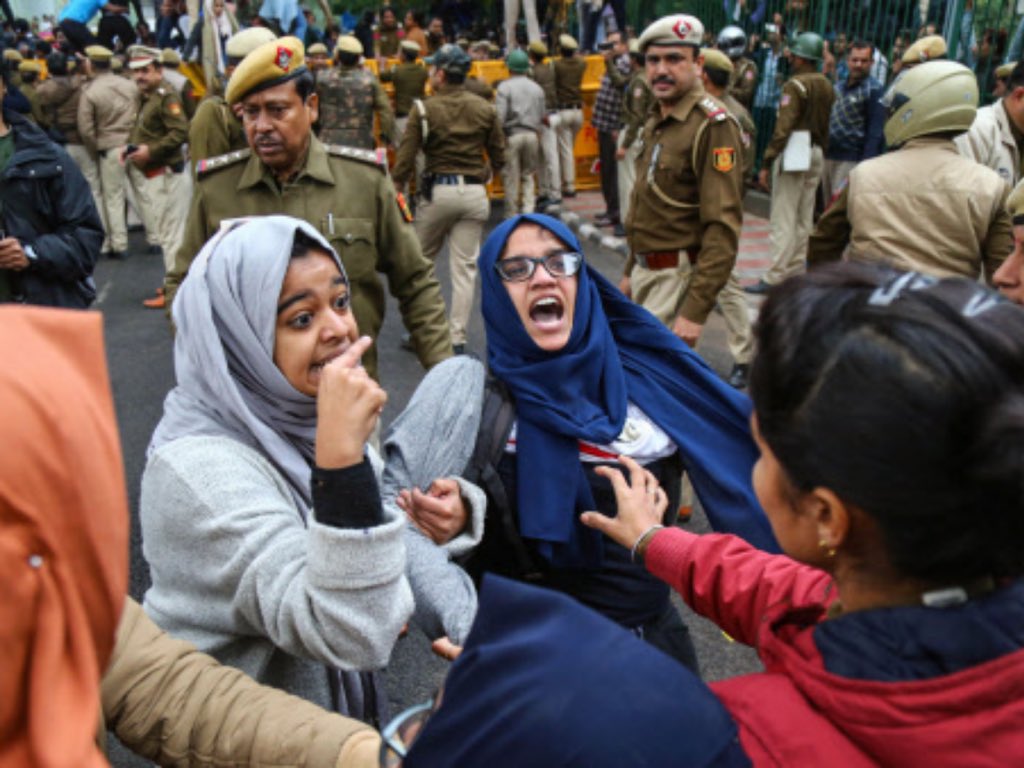 Police fir*d and lathi charged on muslim students for protesting in Jamia