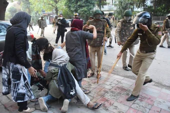 Police fir*d and lathi charged on muslim students for protesting in Jamia
