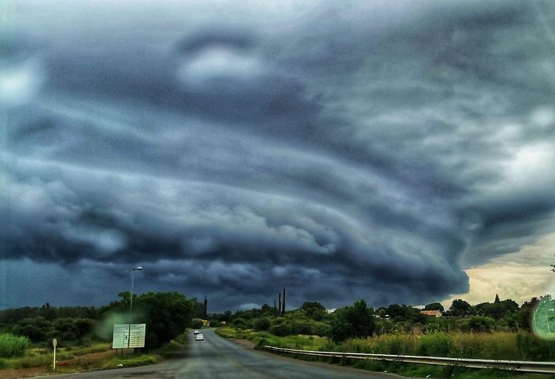 ReenvalSA's tweet photo. This awesome #shelf_cloud was captured by 📼Nantus Schutte as it approached the town of Lichtenburg, NW Province South Africa. https://t.co/fbzTu4wYbC
