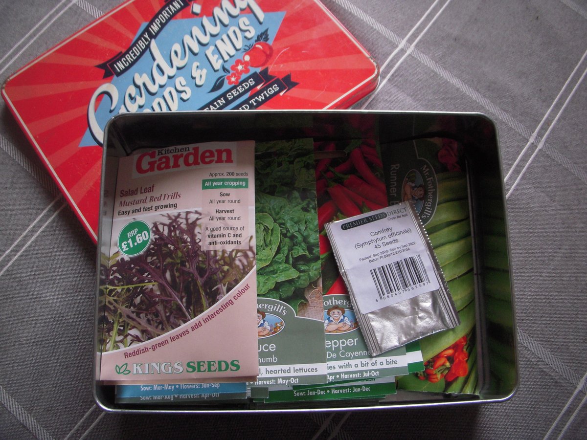 RateMySausage's tweet photo. Off we go, the start of the first year of "going for it" at this house.

First day of the year &amp; sown Comfrey seeds. Aiming to get 2 healthy plants from 8 seeds, if there are spare plants you are welcome to have them.

#gyo #Comfrey #ComfreyTea https://t.co/9Po5aqfS4j