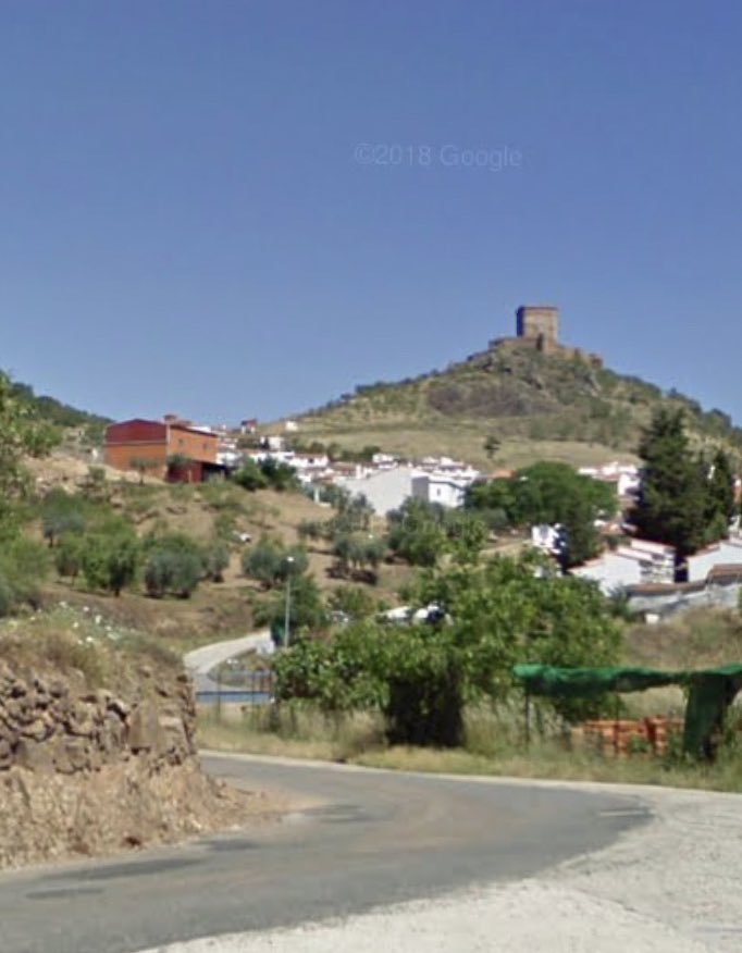 1983. Extremadura. #RallydelaVendimia.

Carlos Sainz &amp; Juanjo Lacalle en sus inicios a bordo del Renault 5 Turbo.

Al fondo, observamos el castillo de Feria, un pequeño municipio que acoge, año tras año, pruebas en la región.

Segunda foto, misma ubicación, en el año 2018.