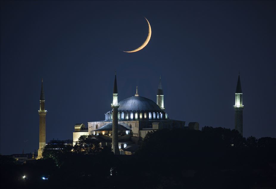 Ayasofya’nın ibadete açılması, temeli tevhid, tuğlası ilim, harcı erdem olan İslam medeniyetinin bütün zorluklara rağmen yükselmeye devam edişinin ispatıdır ELHAMDÜLİLLAH.
#AyasofyaCamii