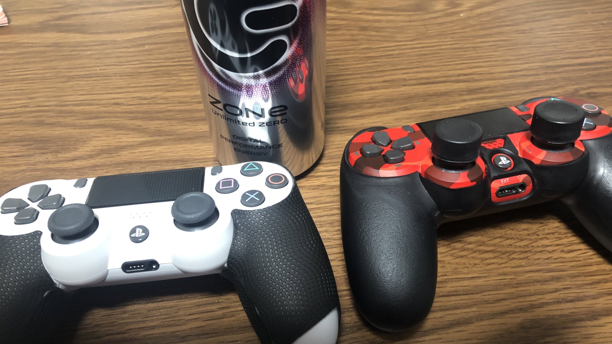 S4ntaka 実家から帰ってきたので 新しいコントローラーと共に今年初ゲームするかぁ Genburten設定にして 彼がやってるエイリアン持ちをするために フリークつけるかつけないか迷ってるなう