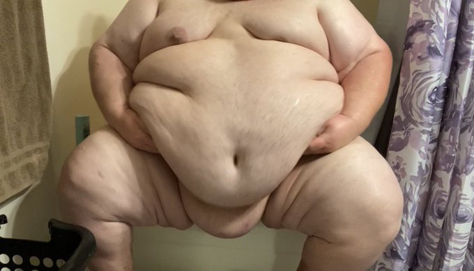 Waiting for the shower to warm up. Who wants to wash my back? https://t.co/Bawxjv0hJ3