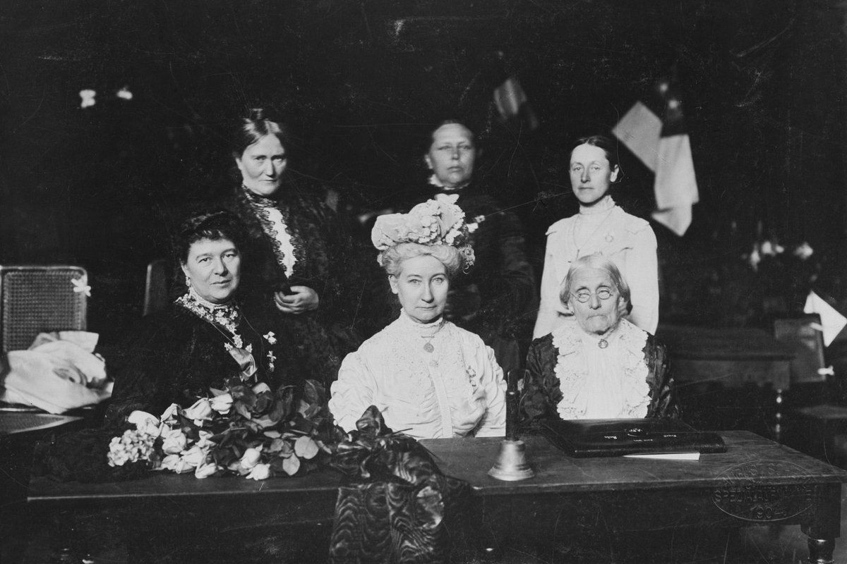 Die meisten großen Frauen um 1900, Sozialistinnen& Bürgerliche, passten nicht in die Revolutionsherrlichkeit, weil sie Petitionen schrieben, denkbar unrevolutionär gekleidet waren, Vereine gründeten u immer wieder: Reformen forderten.(Vorstand des IFB 1904, Berlin)