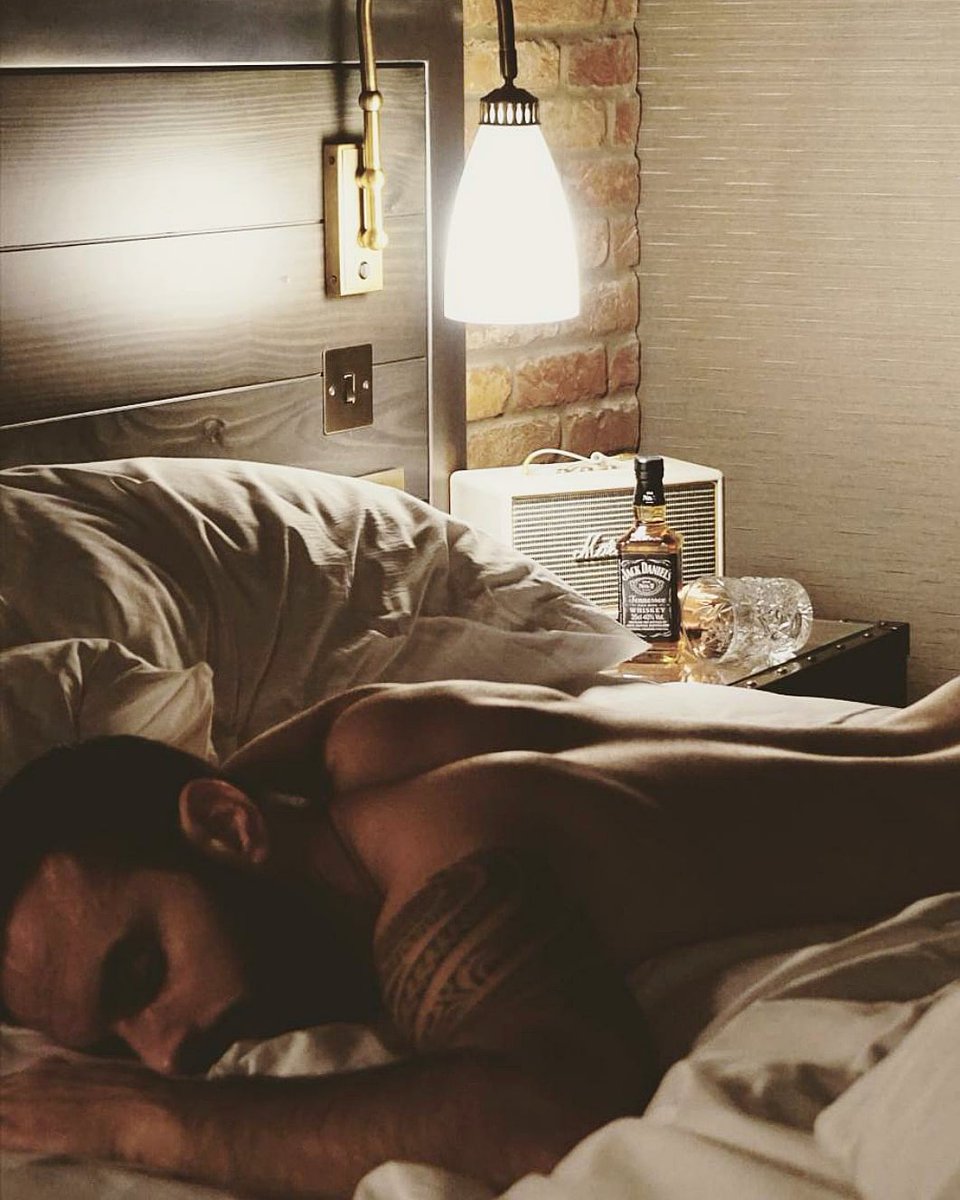 Bonne année 2021 les amis ! 🎉🥂🎊😊 #hangover #HappyNewYear2021 #throwback