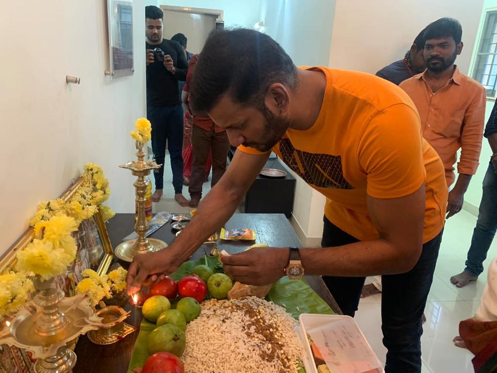 Action Hero @vishalkofficial’s next big film starts with Office Pooja today. Tamil,Telugu Bilingual. Directed by debutant #ThuPaSaravanan who directed #EdhuThevaiyoAdhuveyDharmam shortfilm. 

@VffVishal @Ponparthiban @johnsoncinepro @baraju_SuperHit @ajay_64403 @HariKr_official