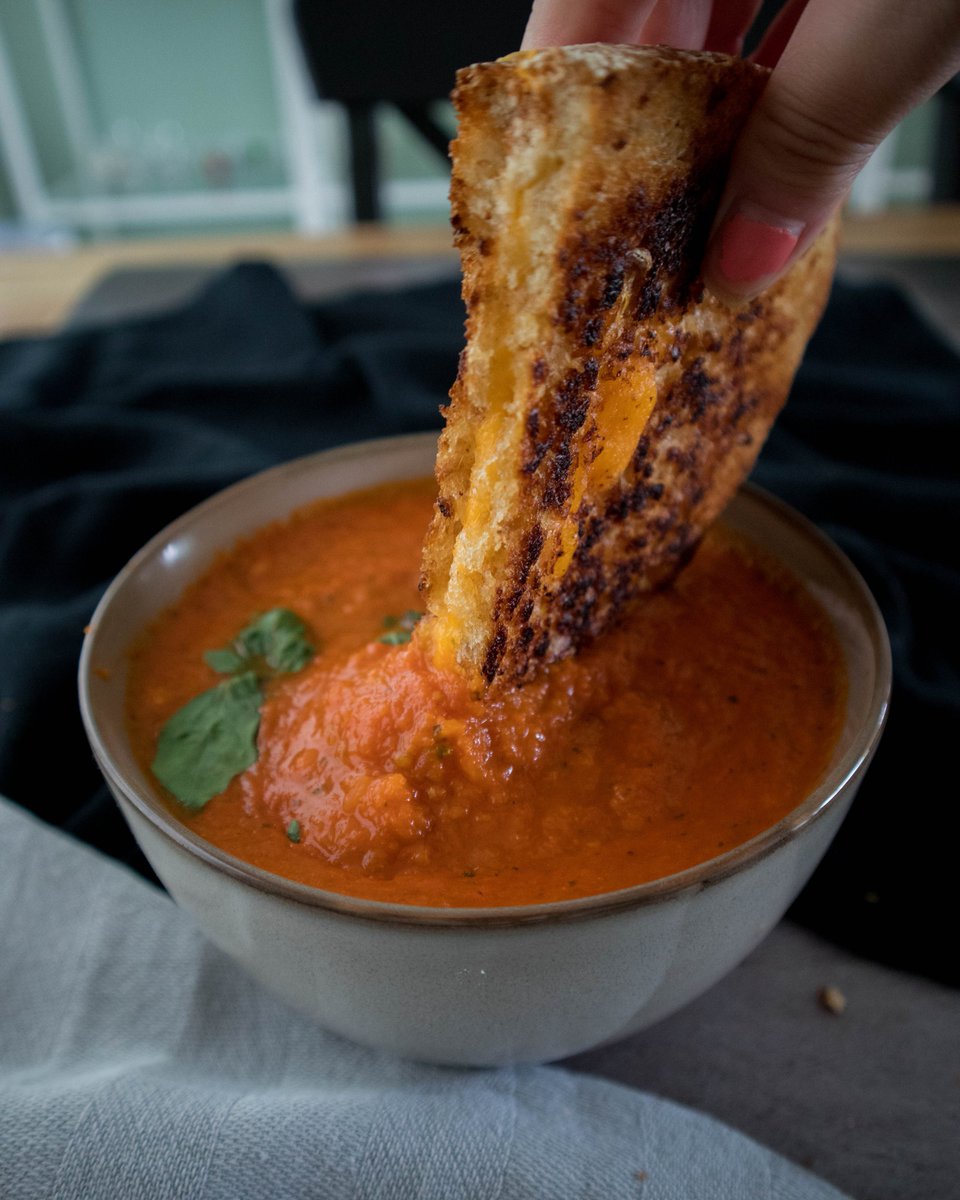 freshfuls's tweet photo. Hey, RT saw your grilled cheese looks amazing, keep going and follow @freshfuls 
Tomato soup with vegan grilled cheese Smiling face with heart-shaped eyes
https://t.co/AX9cKI5H2c