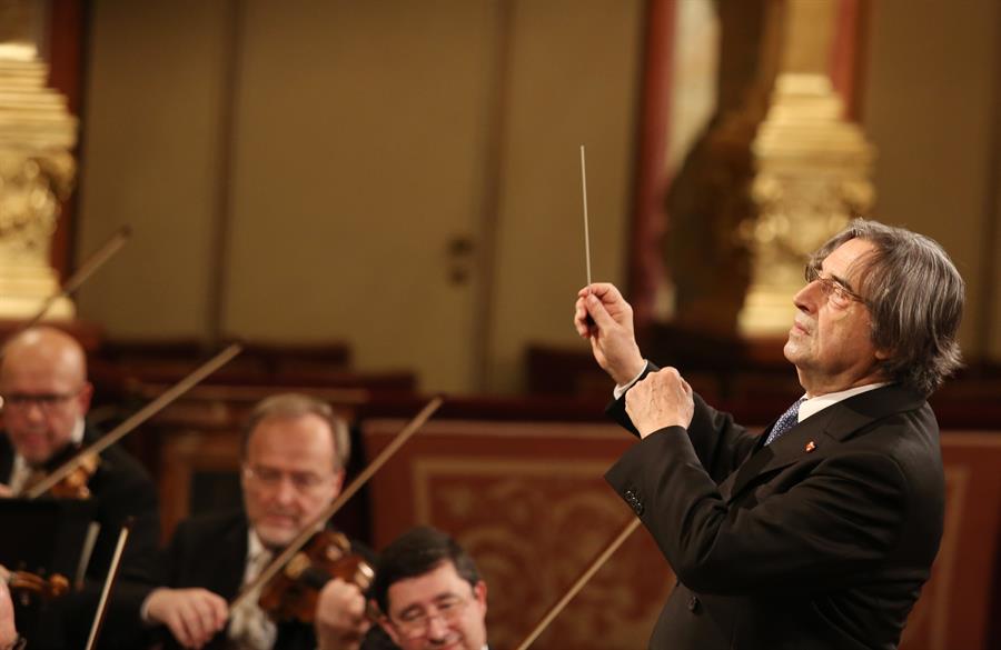 CMM_noticias's tweet photo. 🎼Imágenes insólitas las que ha dejado el tradicional concierto de #AñoNuevo de la Filarmónica de #Viena.

Ante un auditorio completamente vacío,  Riccardo Muti ha planteado el #ConciertoDeAñoNuevo2021 como si no hubiera cambio alguno. https://t.co/KvCBbWrGu6