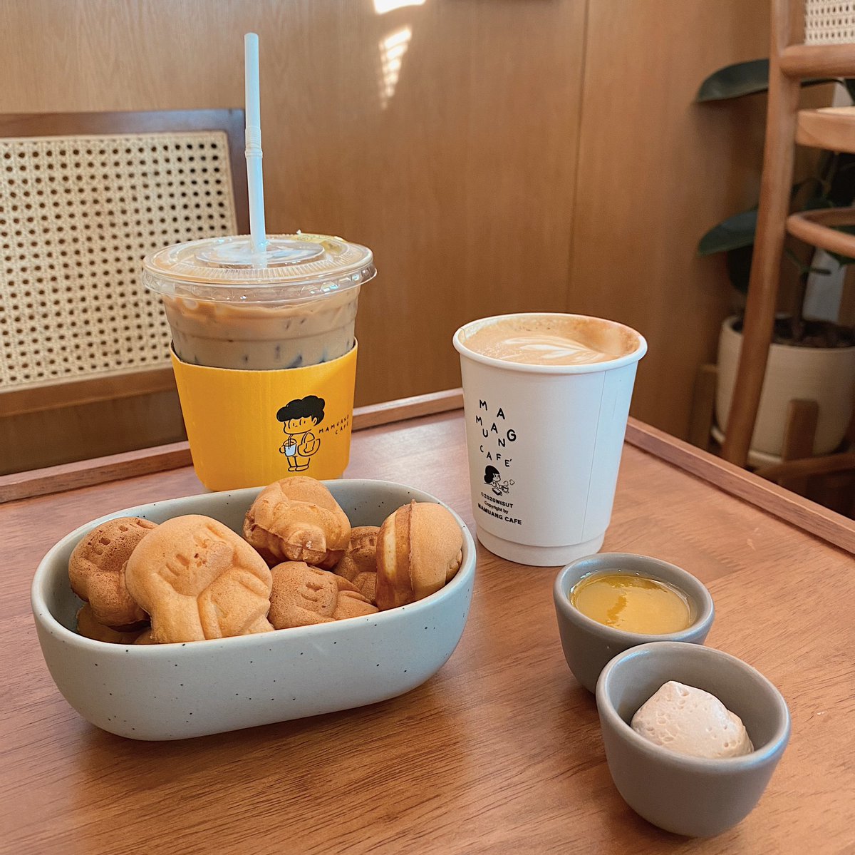 bakeaday1's tweet photo. #รีวิวคาเฟ่ happy new year 🎈 ค่าา วันนี้วันแรกของปี 2021 เลยมีโอกาสได้ไปเที่ยวคาเฟ่ของน้องมะม่วงสุดคิวท์แถวถนนหลานหลวง ร้านนี้คือน่ารักมาก แบบ มากก มากกกกก ให้ ก. ล้านตัว คือเราเป็นแฟนคลับของน้องมะม่วงอยู่แล้ว พอหยุดปีใหม่เลยแวะไป ตอนแรกคิดว่าคนจะไม่เยอะ แต่คนเยอะอยู่���ะ https://t.co/lI1uzlwPRV