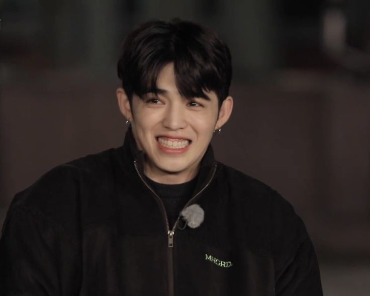 just choi seungcheol showing his precious gummy smile a thread ;