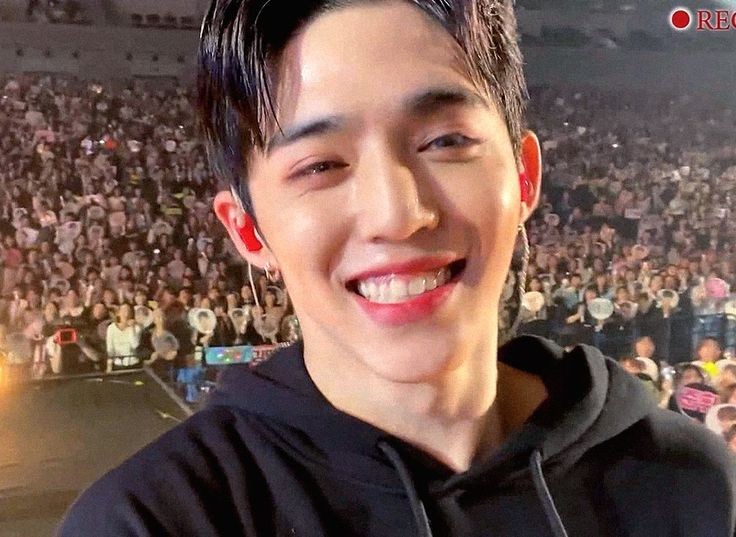 just choi seungcheol showing his precious gummy smile a thread ;