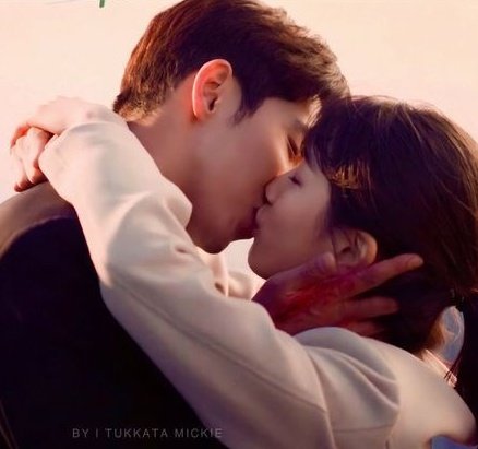  #RiRi couple and  #DoDal couple have same vibe [a thread]:  #CrashLandingOnYou  #StartUp