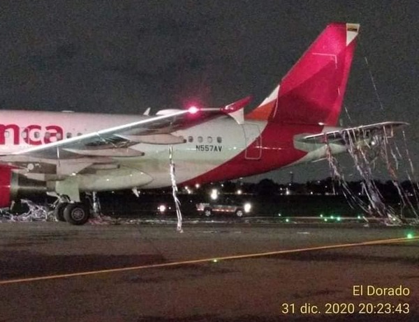 FlightModeblog's tweet photo. #Avianca Airbus #A319 (N557AV), flight #AV29 from #Orlando to Bogota hit a pyrotechnic balloon after landing at #Bogota El Dorado Airport, Colombia. 𝙑𝙞𝙙𝙚𝙤: https://t.co/3S6xGI4SoI

📷 ©Unknown Copyrights

#Airbus #Colombia #aviation #avgeek #avgeeks #flights #travel https://t.co/tHQrGJph4e