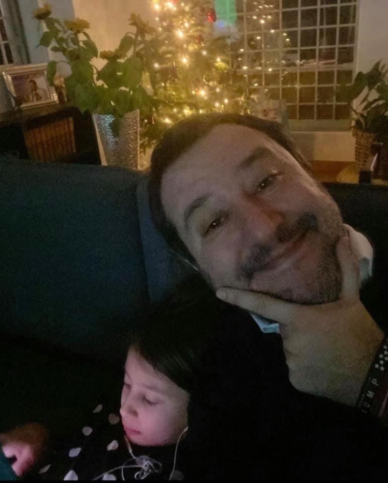 matteosalvinimi's tweet photo. Mia figlia (8 anni) poco fa. “Papà, ma che pancia hai?!?” Io: “Hai ragione Mirta, in questi giorni si mangia un po’, mi metterò a dieta.” Lei: “No papà, lascia stare, senza la pancia non sei più il mio bel papà.” 
Colpito e affondato❤️. https://t.co/EE7OgIhrOj