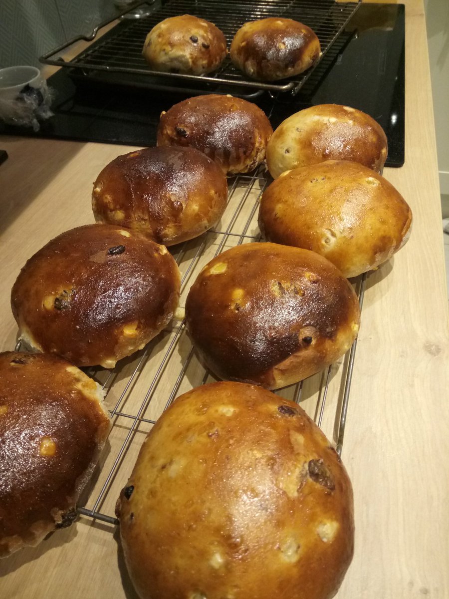 ExleyMatt's tweet photo. Teacakes. Oven a tad too high. @dan_lepard #bakes https://t.co/WhnrWjgNbf