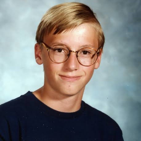 CrimesReais's tweet photo. Em projeto internacional, a Crimes Reais conversará com o pai de Daniel Mauser, uma das vítimas fatais do Massacre em Columbine.

O garoto tinha 15 anos quando um dos atiradores, Eric Harris, zombou de seus óculos e atirou em seu rosto.

O que você perguntaria ao pai de Daniel? https://t.co/jfF0VzMXYd