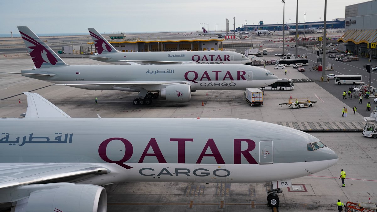 qatarairways's tweet image. #QatarAirways Cargo will introduce these @BoeingAirplanes 777 freighters on its long haul scheduled routes and will also operate them as cargo charters, supporting global trade and the movement of time and temperature sensitive goods.

👉 flyqatar.me/2X2twsQ