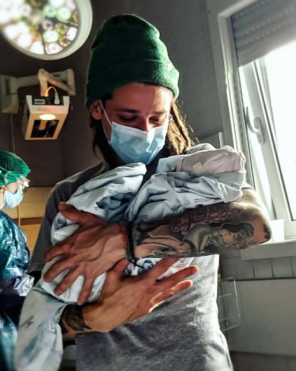 ntsgera's tweet photo. 1 - Bom 2021!

Há 9 anos, por esta hora estava em coma induzido no hospital de Santa Maria da Feira após ter sido baleado por um elemento da GNR. Comigo estava um amigo e a minha namorada, que permaneceu SEMPRE junto a mim, no chão depois de eu ter caído, na ambulância e só me https://t.co/DHhCnLqdg1
