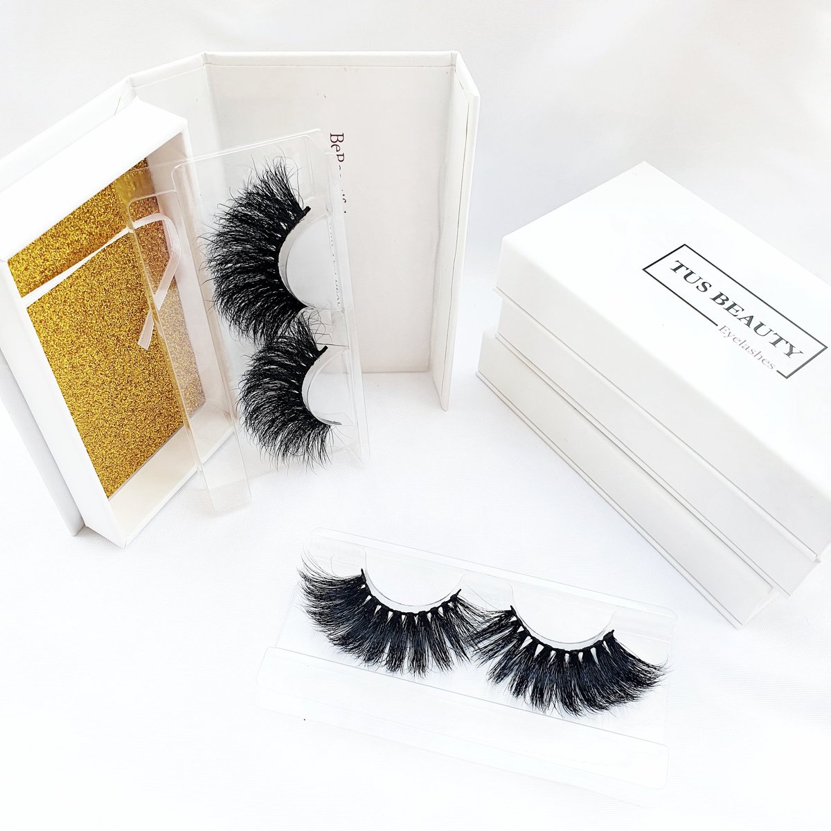Outstanding eyelashes don’t happen by chance. We have 15 different styles of 3D and 5D eyelashes to suit your mood and event. Let's style you today. Click on our profile to order.
#realminklashes #lagos #minklashes #Nigeria #cosmetics #eyelashes #3dlashes #5dlashes #volumelashes