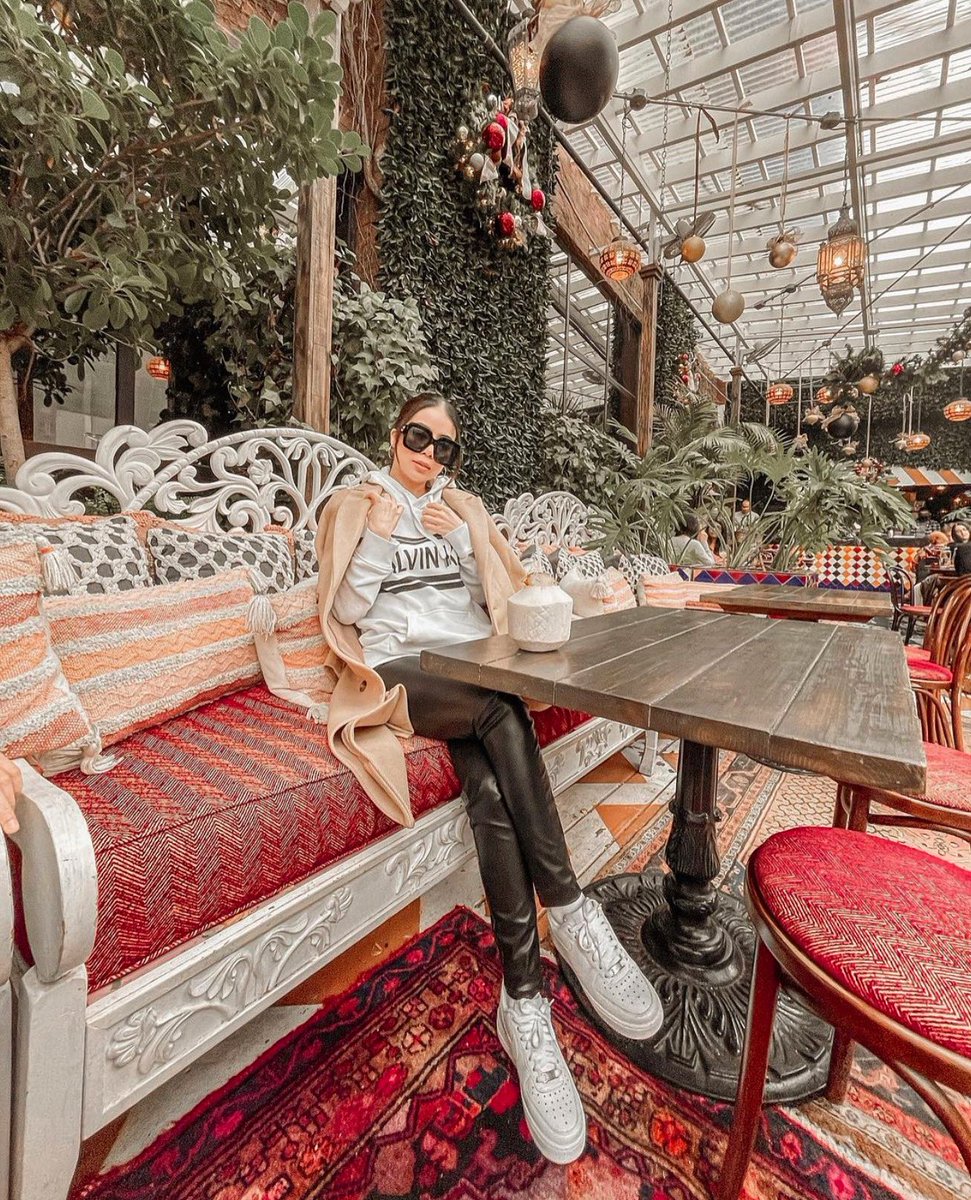 Future so bright you gotta wear shades… Happy New Year everyone! 🎊🍾✨ We have just a few tables remaining throughout the day... If you want them, go get em // BeatnikOnTheRiver.com

photo: @thisismephakkamika