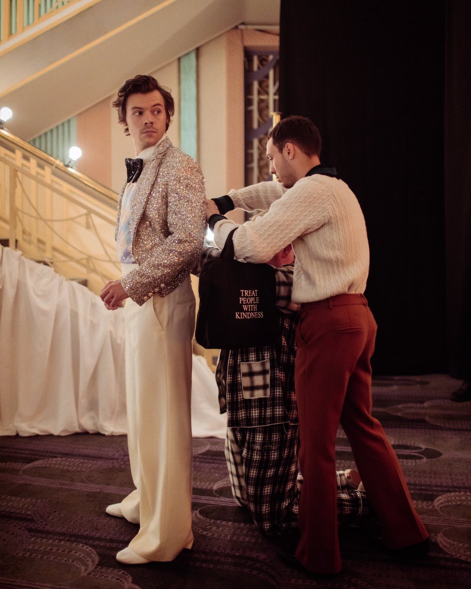 VibePayFriday's tweet image. To celebrate the release of the #TPWK music video, we’re giving away a bunch of new @Harry_Styles merchandise.

All you have to do is nominate a friend below who you want to win. Let’s start 2021 right!